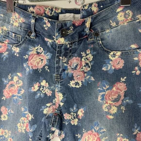 Illegal jeans capris floral denim pink cream blue printed flowers all over 🌸 - Picture 2 of 9